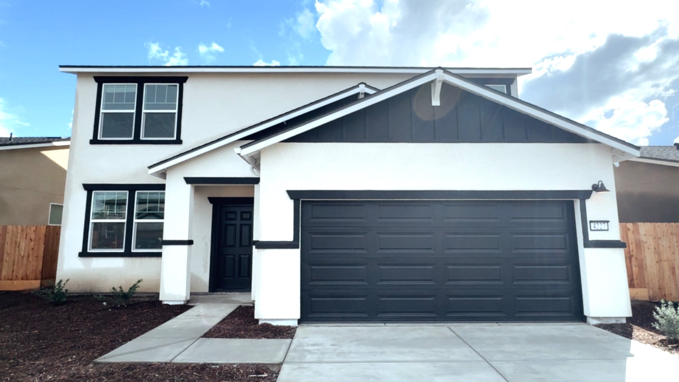 0024 4227 E. Magnolia Street