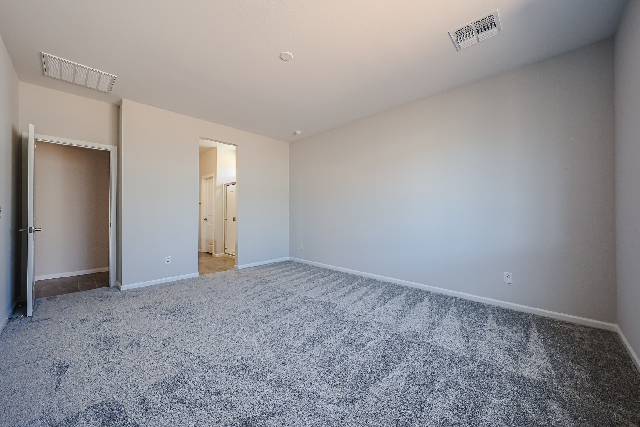 A room with a carpet and a carpet.