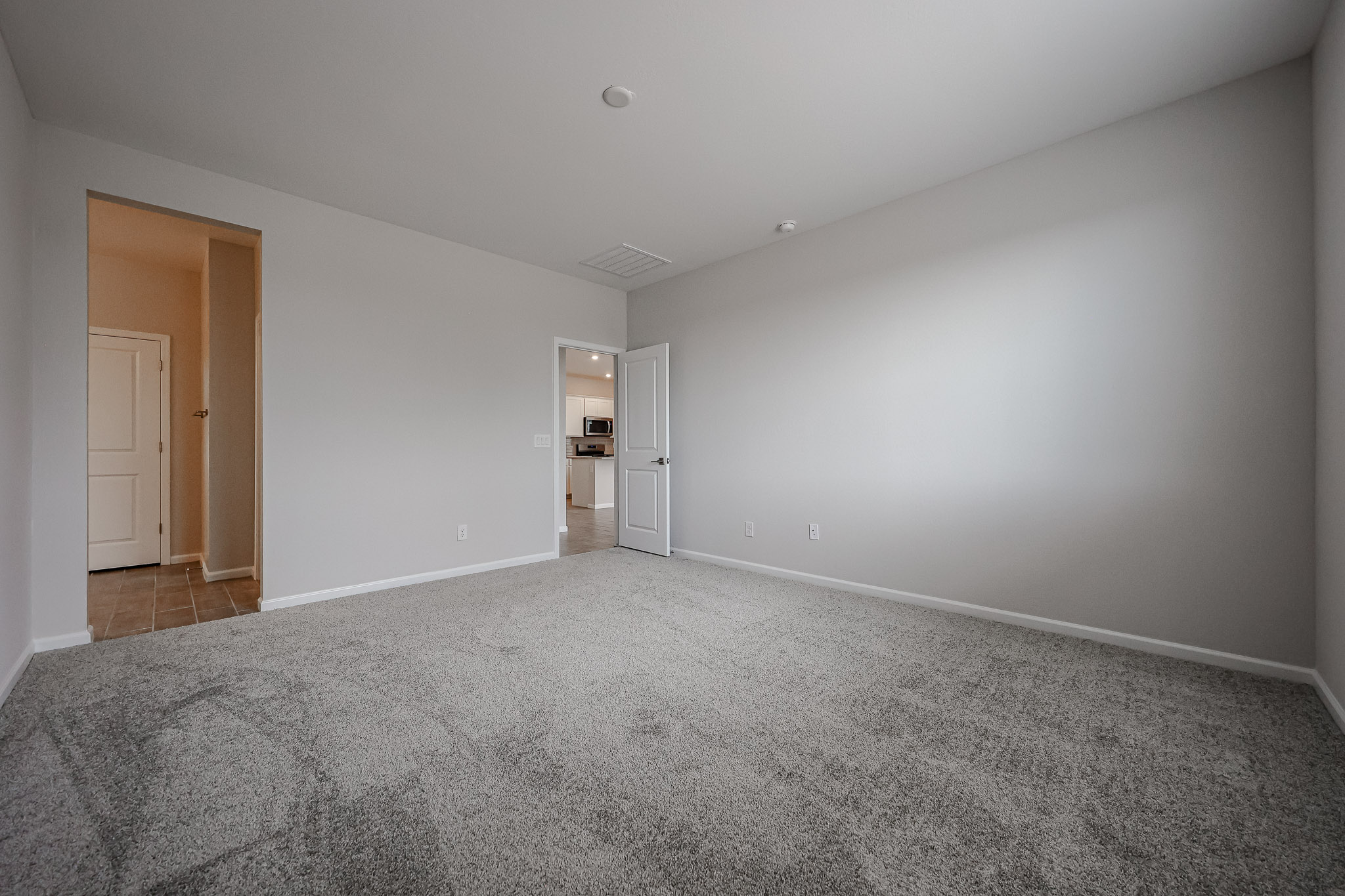 A room with a carpet and a carpet.