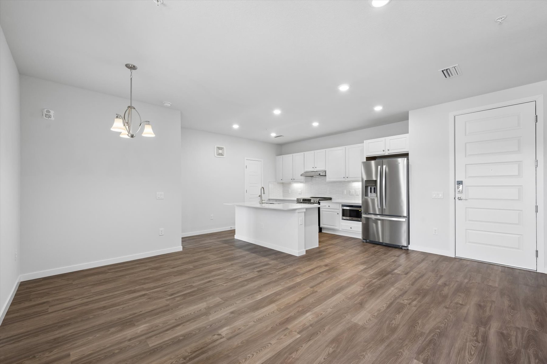 A kitchen with white cabinets.