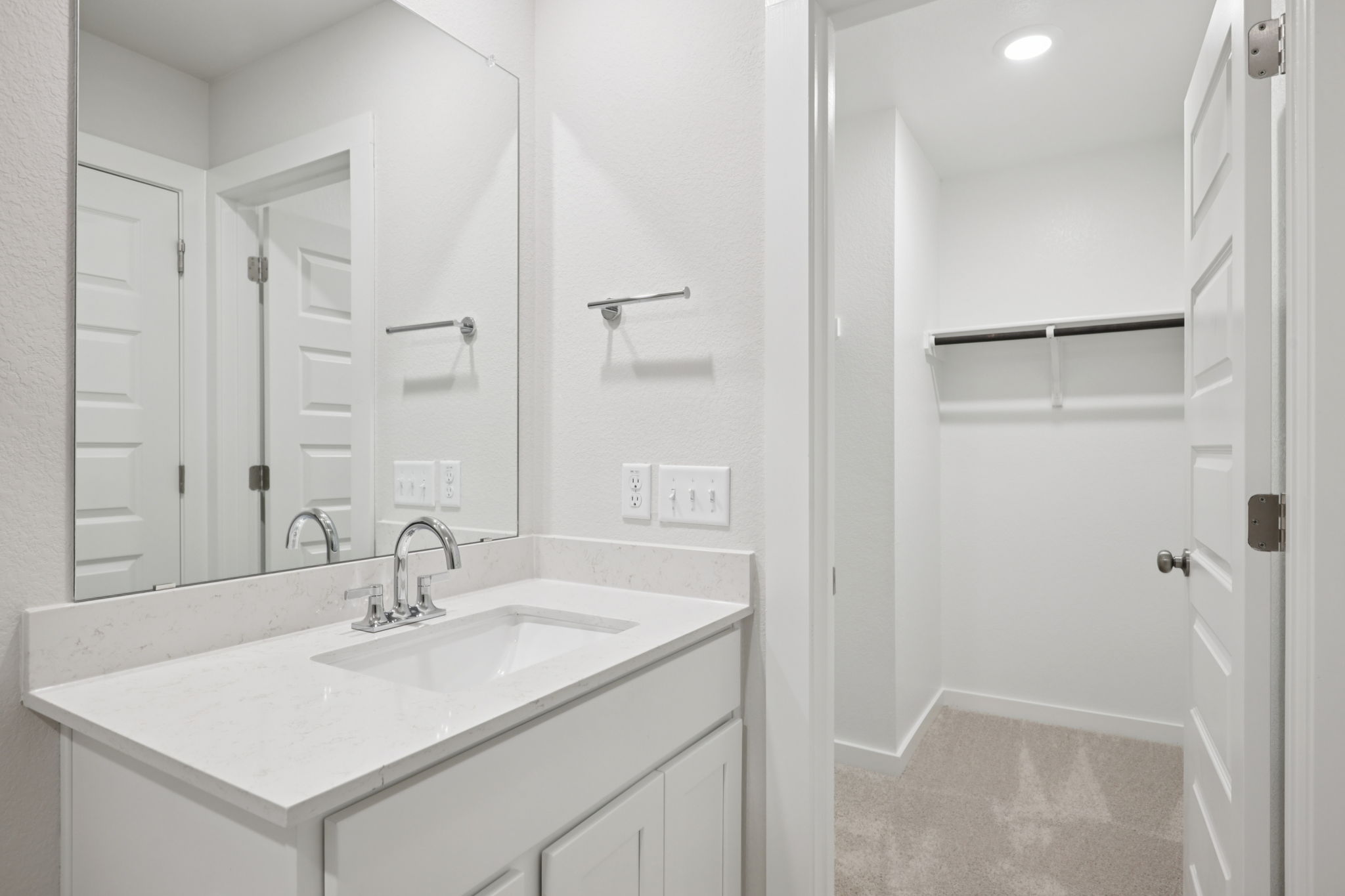 A bathroom with a sink and a mirror.