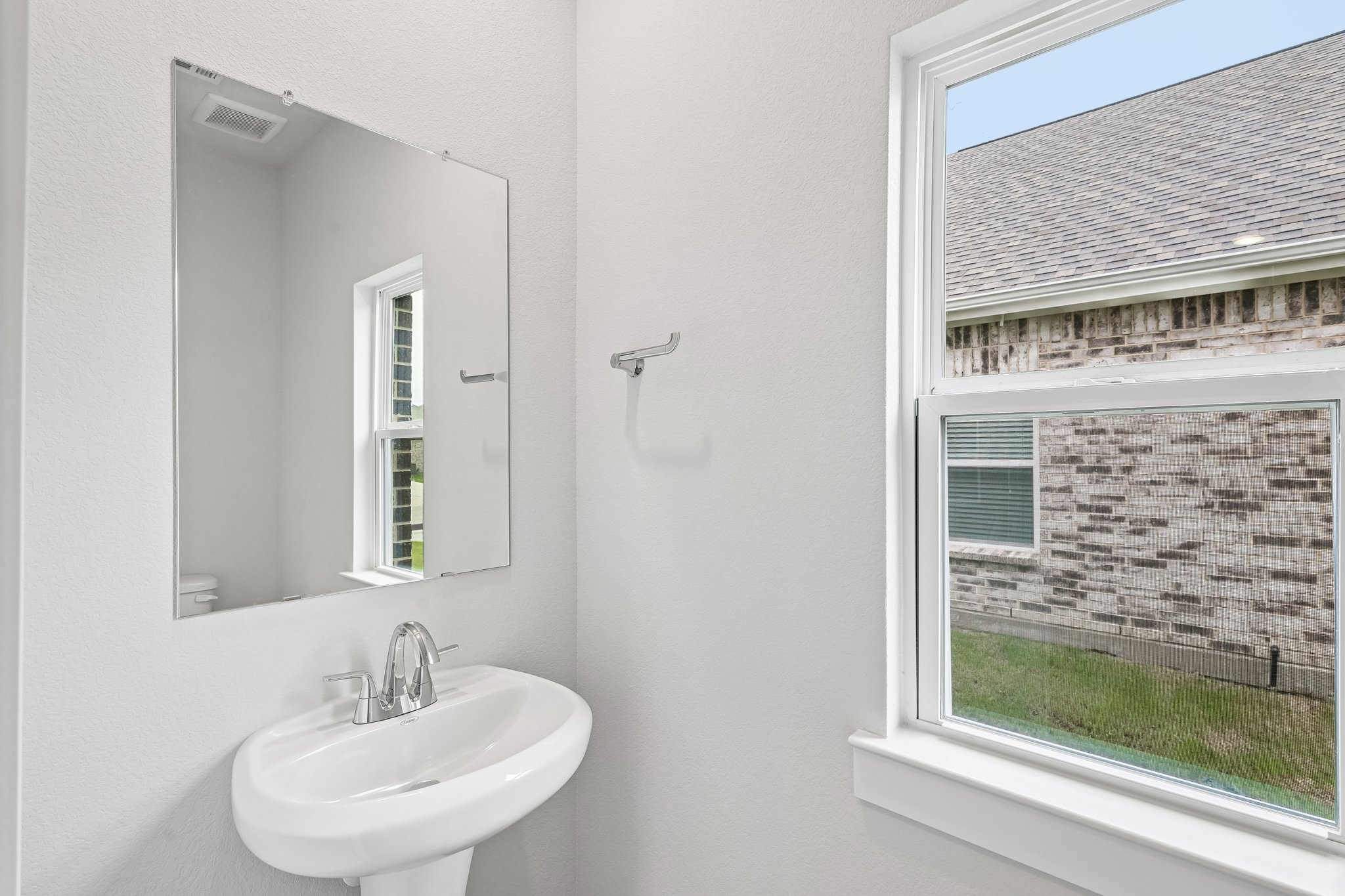A bathroom with a sink and a mirror.
