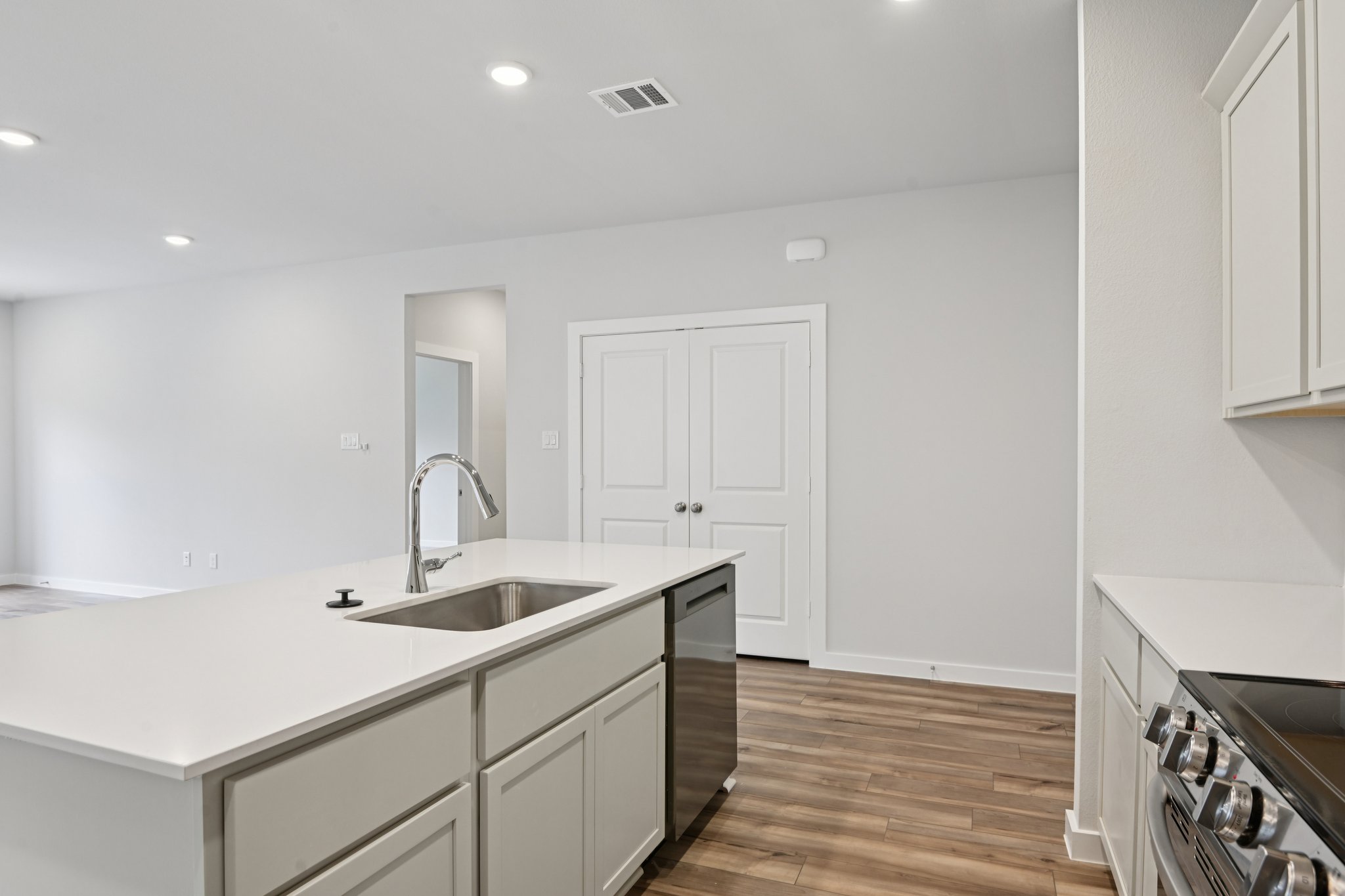 A kitchen with white cabinets.