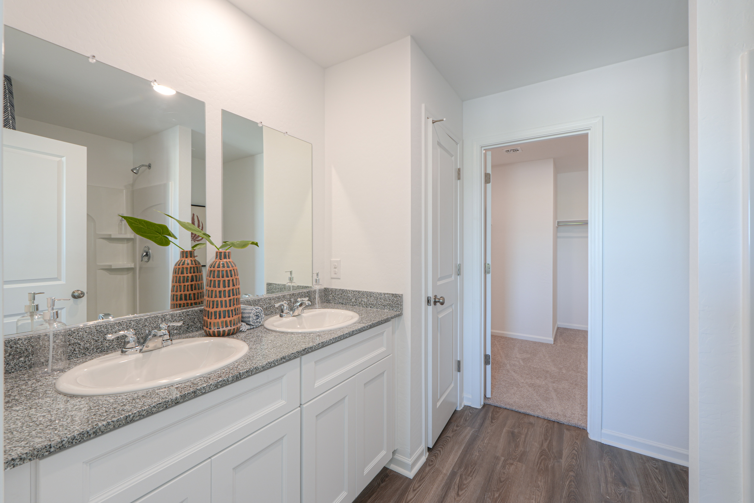 A bathroom with a sink and a mirror.